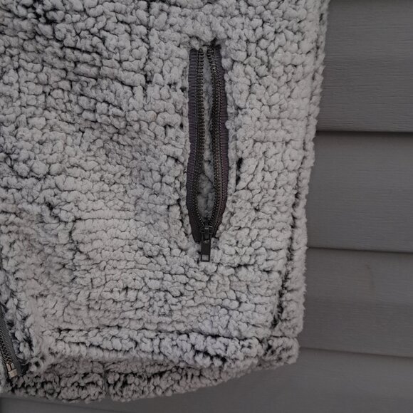 Thread & Supply Fuzzy Vest zip up size small in white and grey - Picture 4 of 8